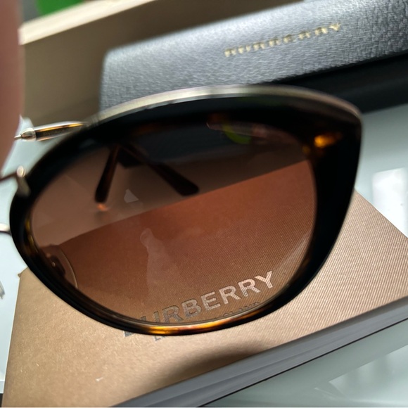 Authentic Burberry sunglasses - Picture 9 of 10